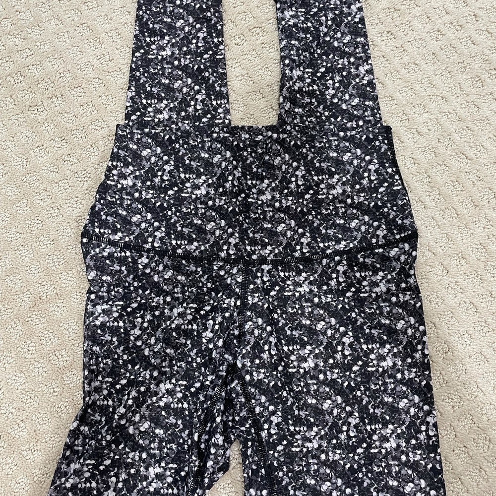 Lululemon wunder under leggings size 8 and 6!